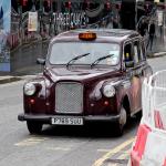 Musta taksi Lontoossa. Taksi Isossa-Britanniassa. Matkahinnat