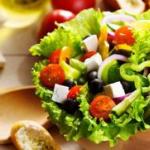 Klassinen kreikkalainen salaatti fetajuustolla