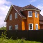 Projekty jednoposchodových domov s paravánom a drevenou terasou Projekty domov s tromi arkiermi