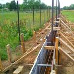 Aký by mal byť spoľahlivý základ pre plot Páskový základ pre ľahký plot