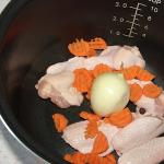 Kanakeitto kotitekoisilla nuudeleilla hitaassa keittimessä