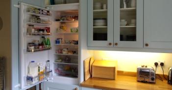 Холодильник для маленькой кухни: 6 вариантов установки