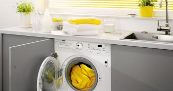 주방에 내장된 세탁기의 컴팩트함과 기능성